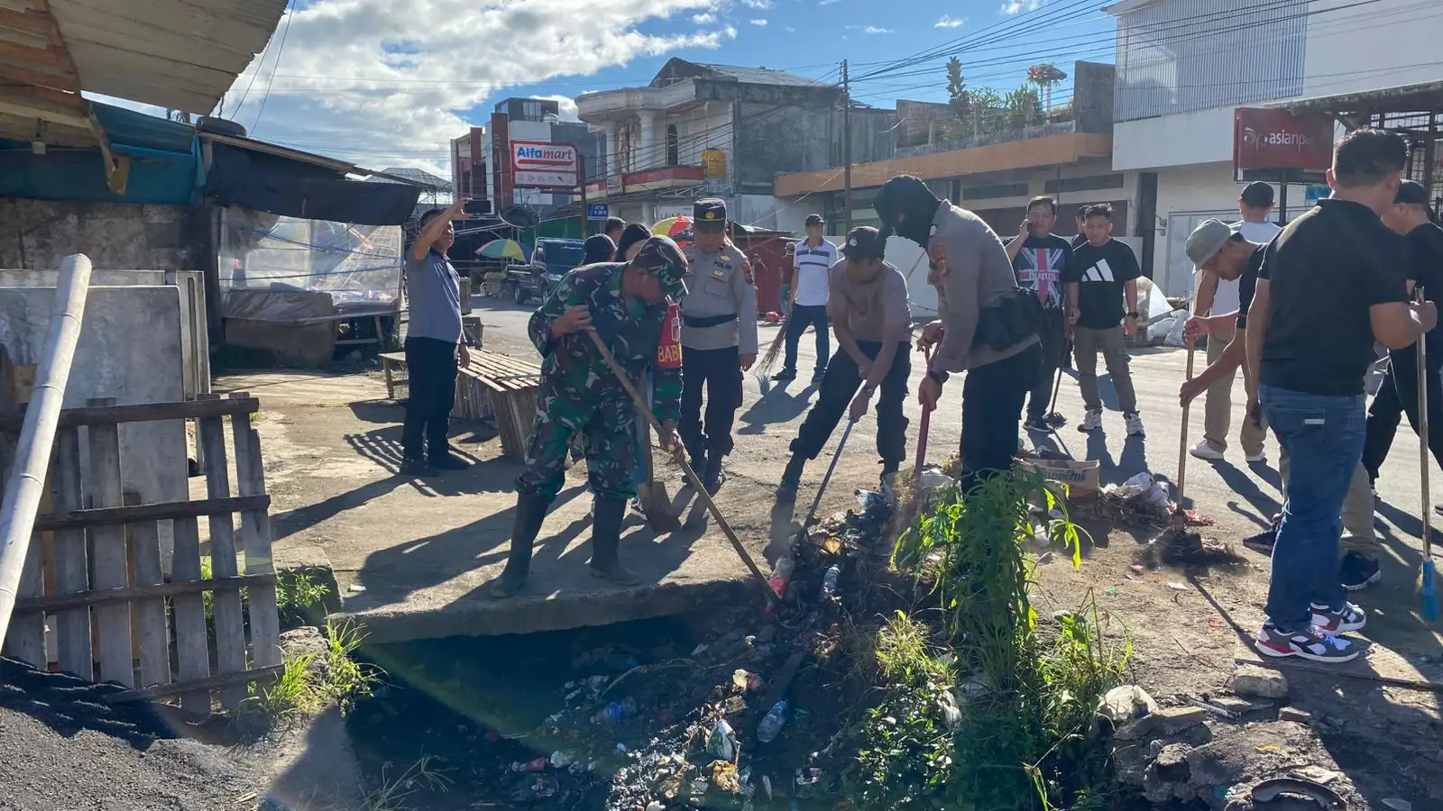 Forkopimka Langowan Turun Tangan, Sampah Pasar Dibersihkan Lewat Kerja Bakti Bersama